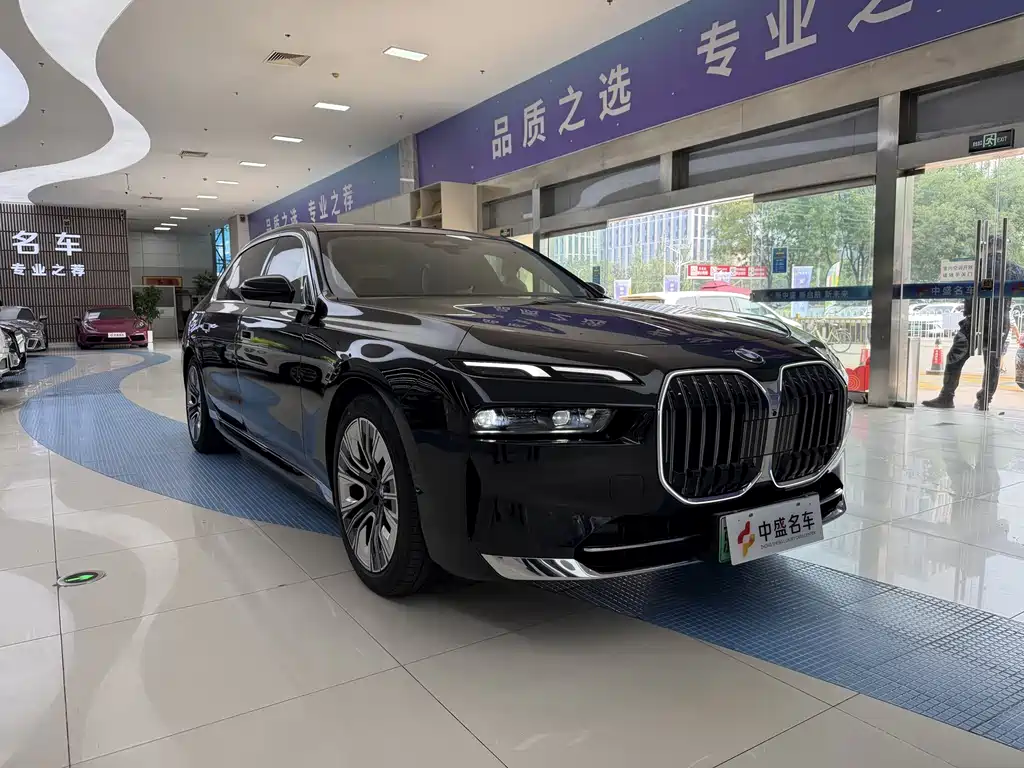 BMW i7 2025 — фото 3