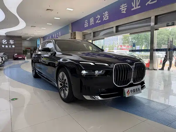 BMW i7 2025