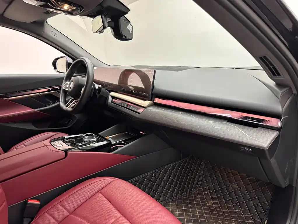 BMW 5 Series 2025 — фото 11