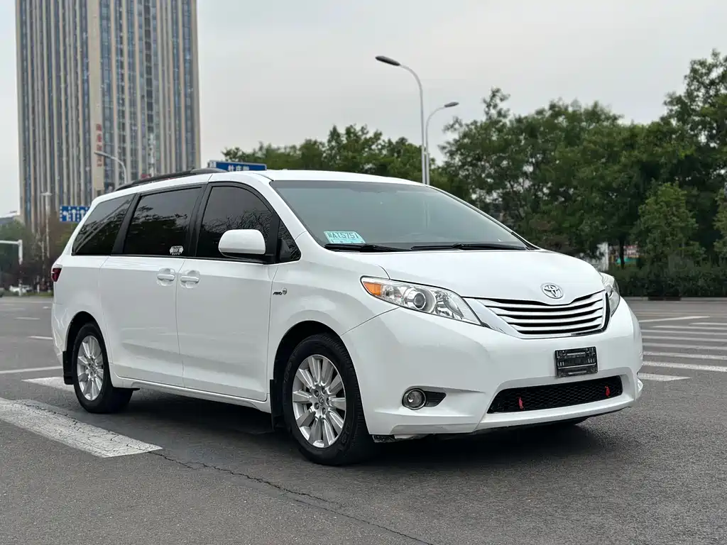 Toyota Sienna 2017 — фото 10