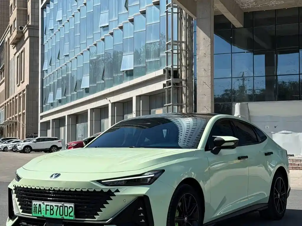 Changan UNI-V Smart Electric Idd 2023 — фото 1