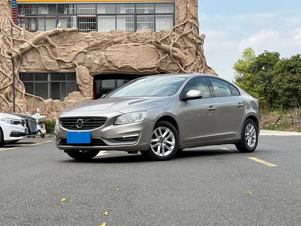Volvo S60 2015 — фото 1