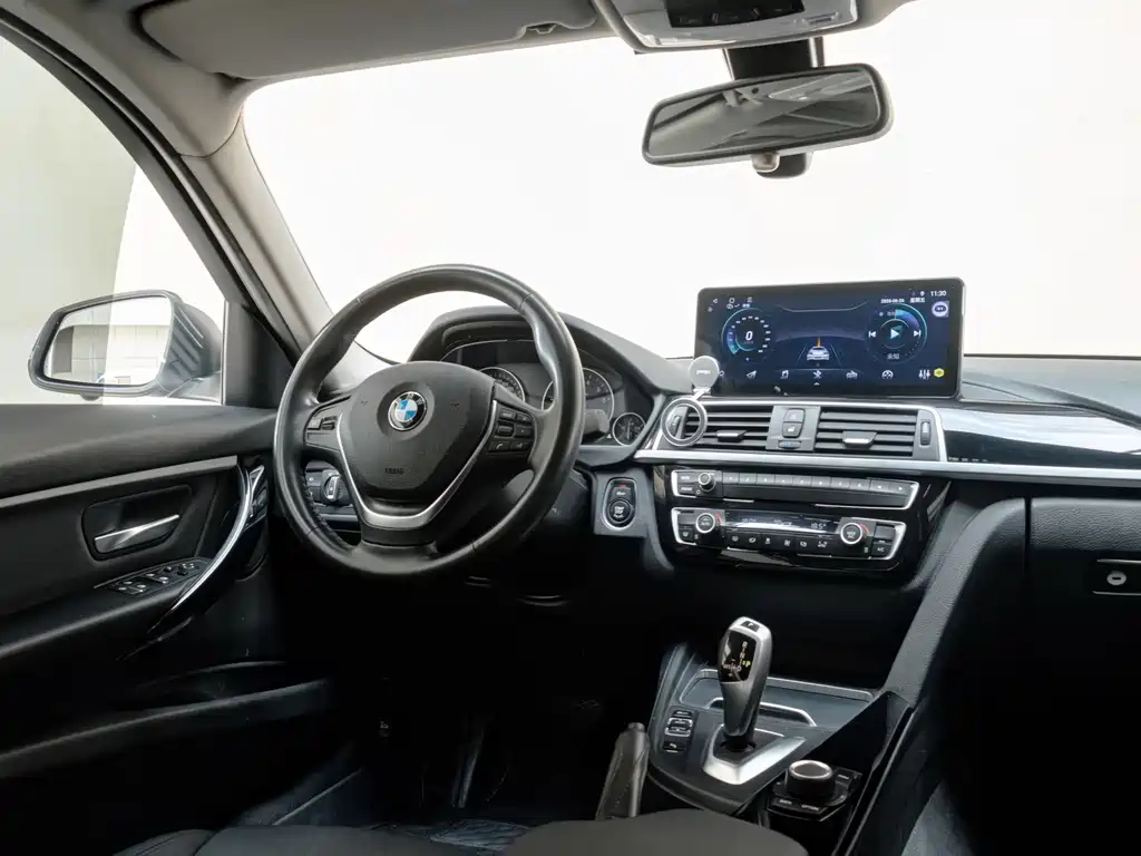 BMW 3 Series 2018 — фото 9