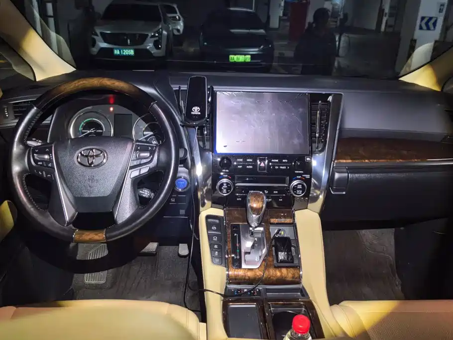Toyota Alphard 2023 — фото 12