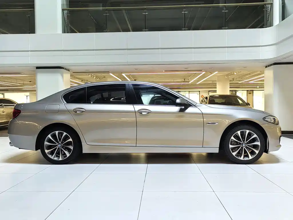 BMW 5 Series 2017 — фото 13