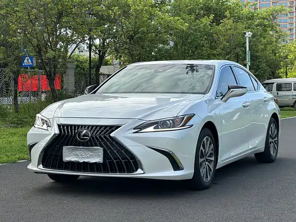 Lexus ES 2022