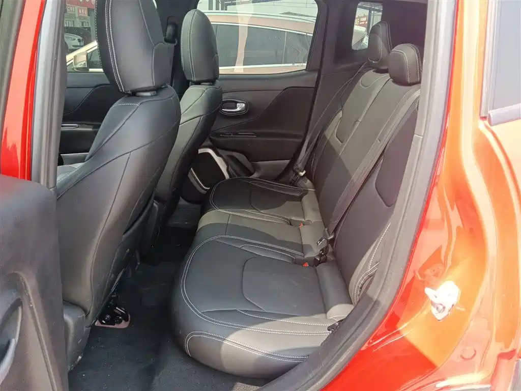 Jeep Renegade 2017 — фото 13