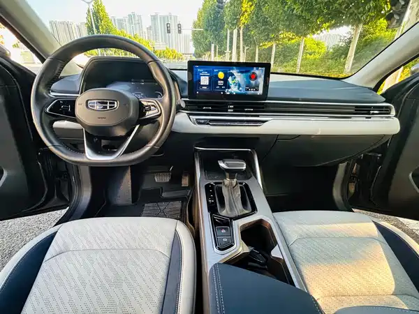 Geely Emgrand 2022