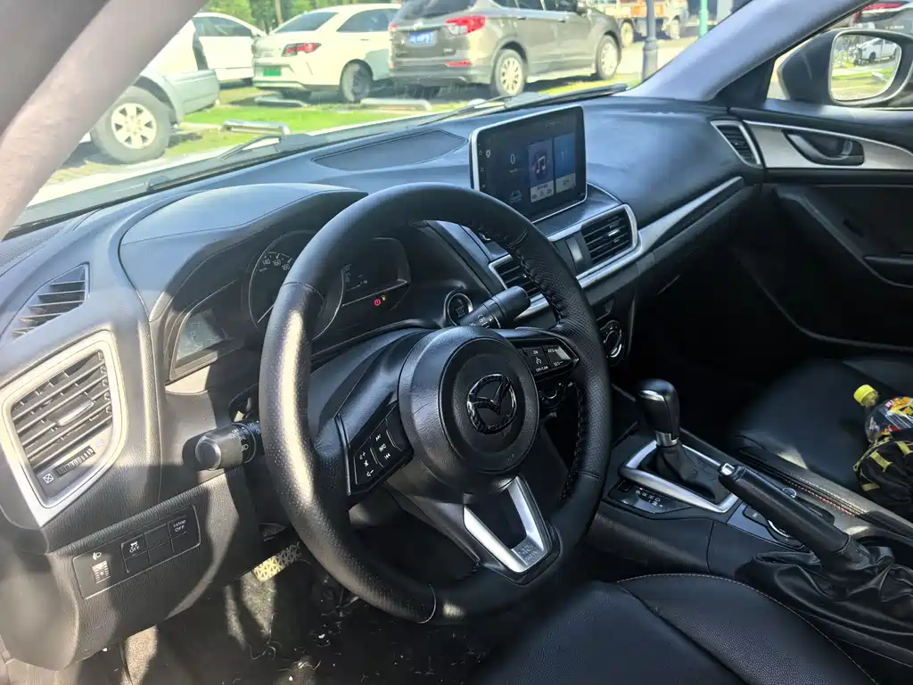 Mazda 3 Axela 2019 — фото 10