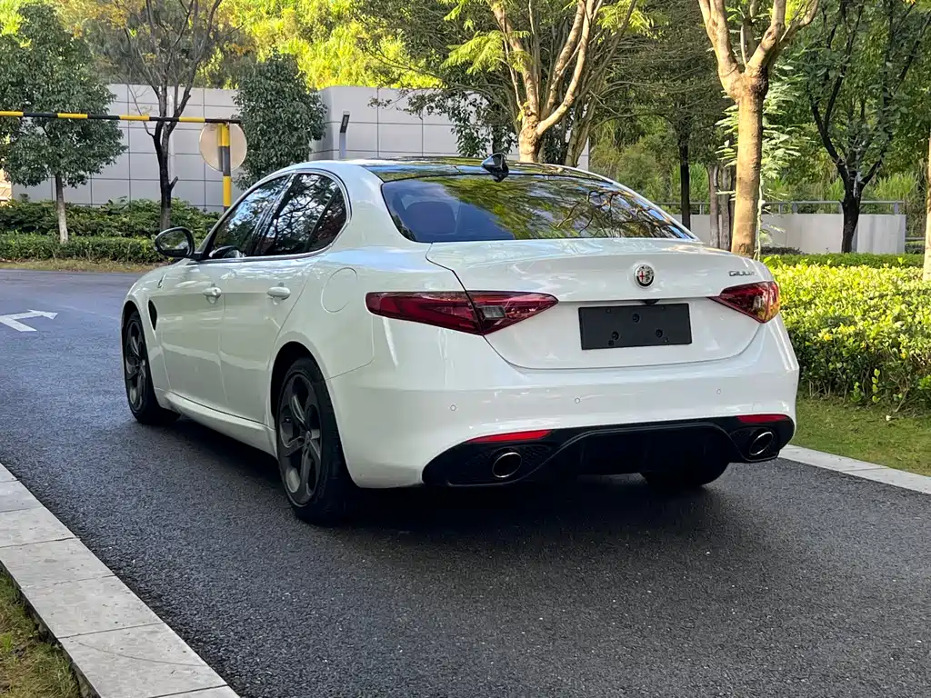 Alfa Romeo Giulia 2018 — фото 24