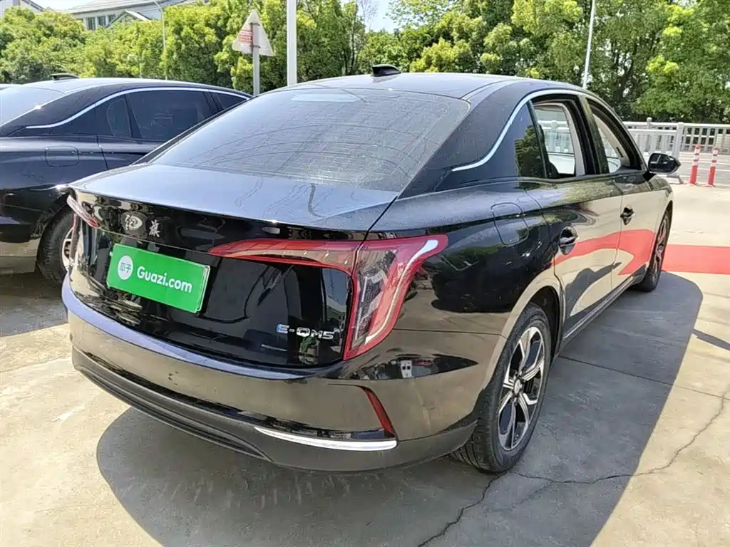 Hongqi E-QM5 2023 — фото 7