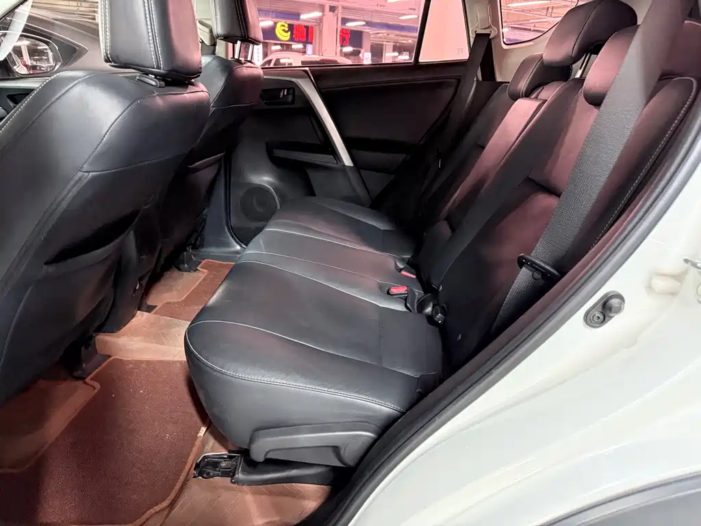 Toyota RAV4 2018 — фото 11