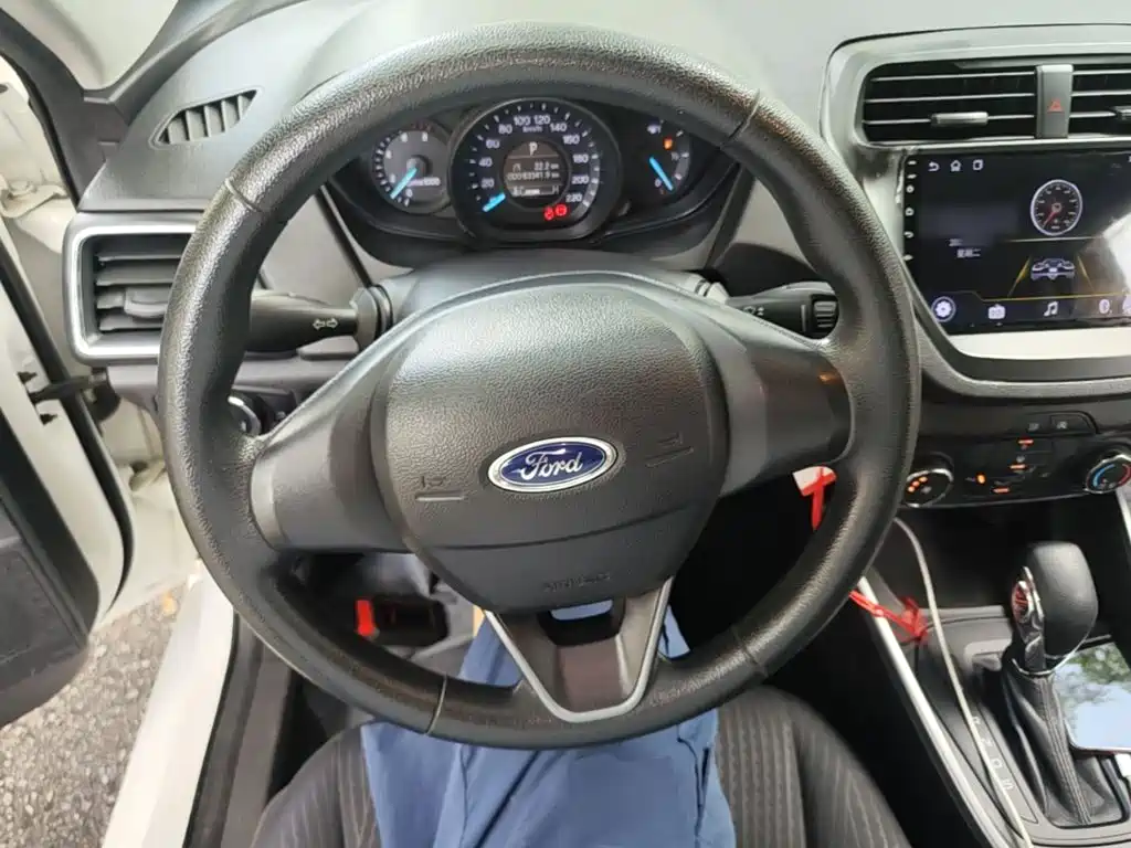 Ford Escort 2019 — фото 11