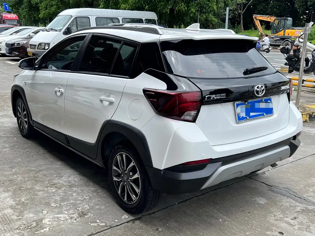 Toyota Yaris L 2023 — фото 11