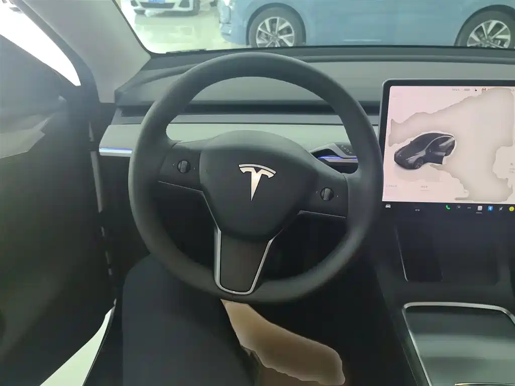 Tesla Model Y 2025 — фото 11