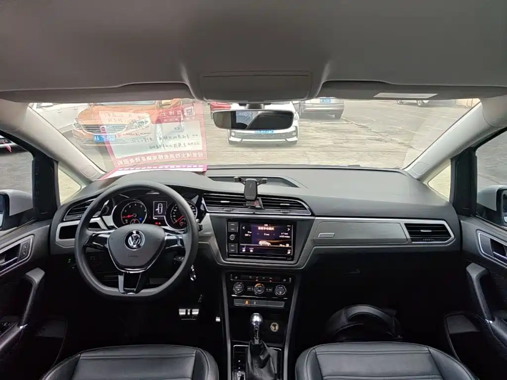 Volkswagen Touran 2017 — фото 10
