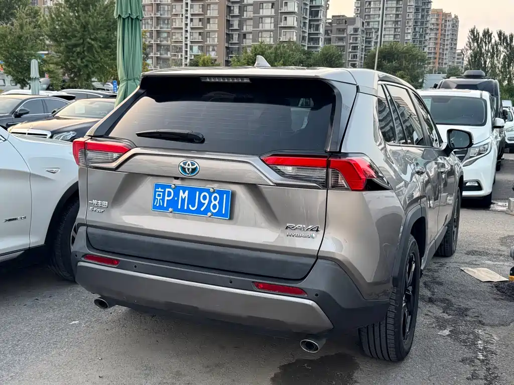 Toyota RAV4 2021 — фото 15