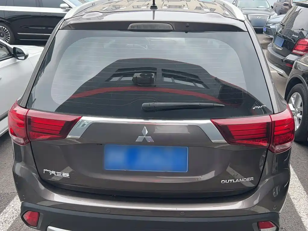Mitsubishi Outlander 2017 — фото 12