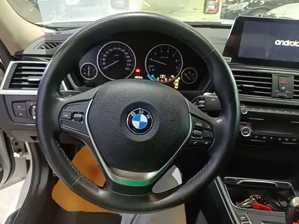 BMW 3 Series 2018 — фото 11