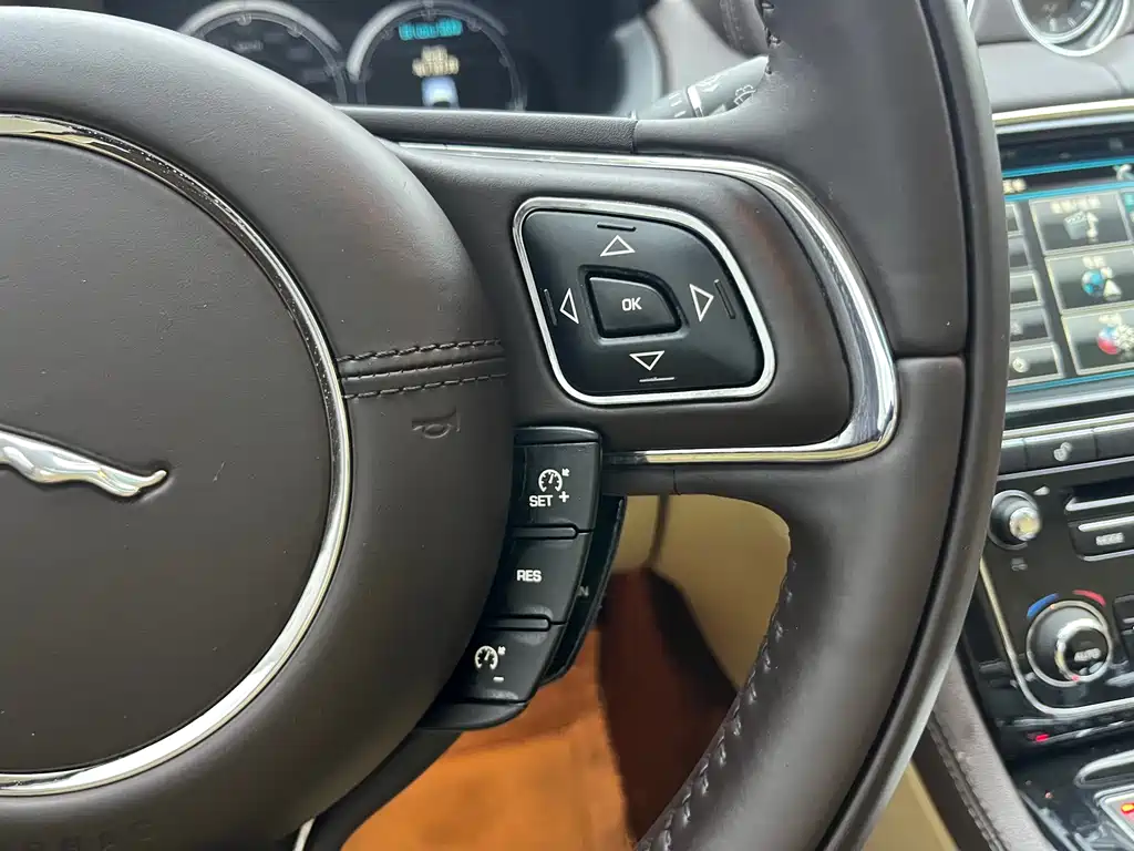 Jaguar XJ 2015 — фото 16