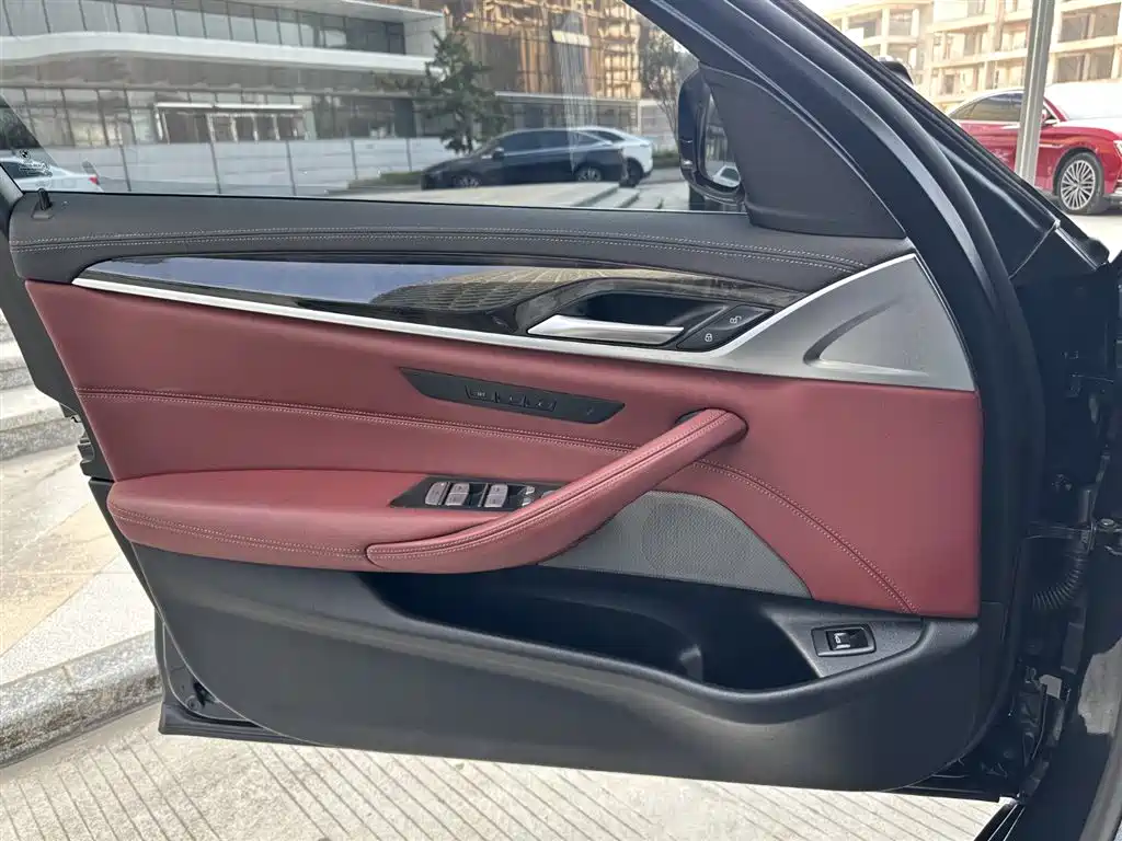 BMW 5 Series 2023 — фото 16