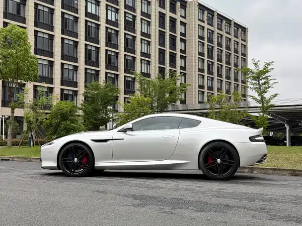 Aston Martin DB9 2015