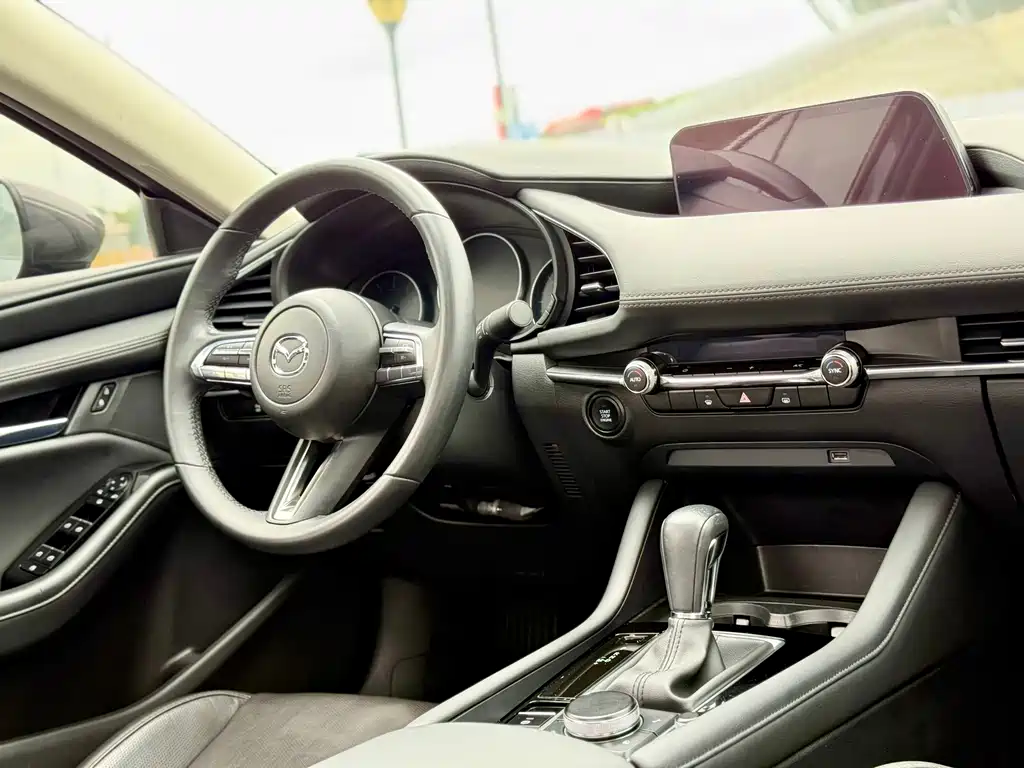 Mazda 3 Axela 2022 — фото 15