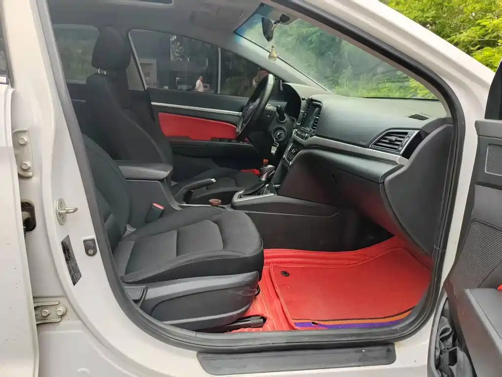 Hyundai Elantra 2018 — фото 10