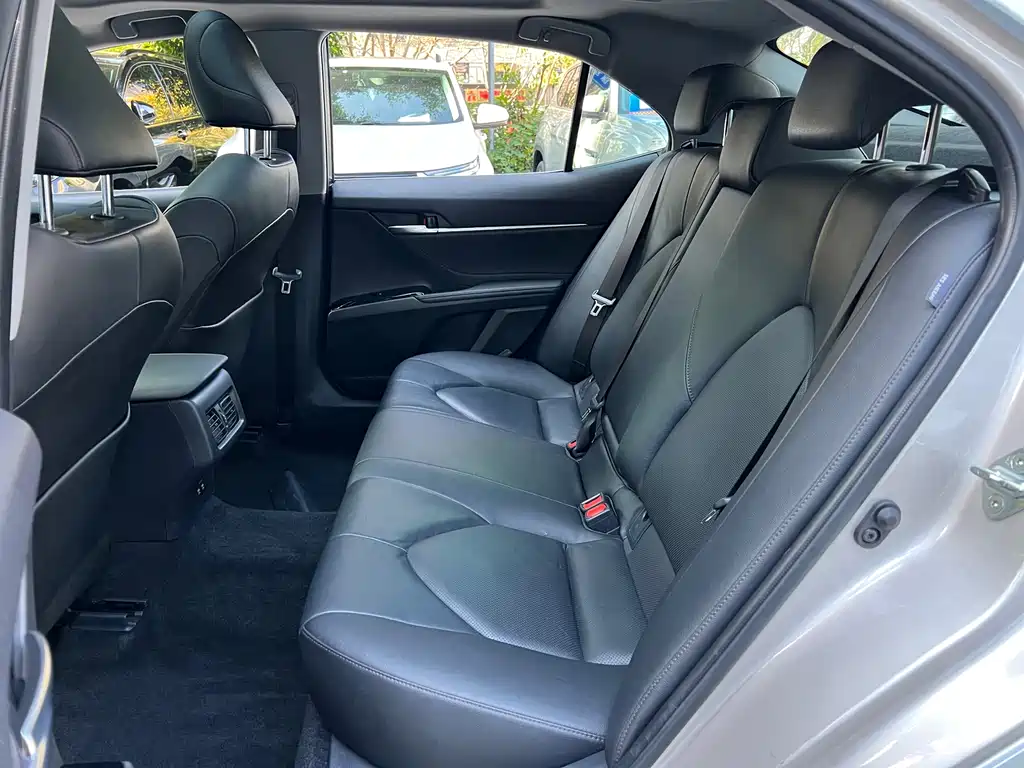 Toyota Camry 2019 — фото 12
