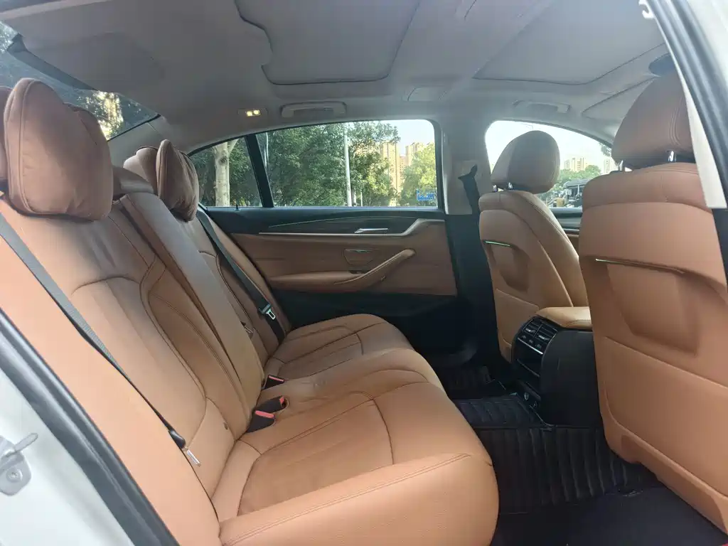 BMW 5 Series 2019 — фото 12