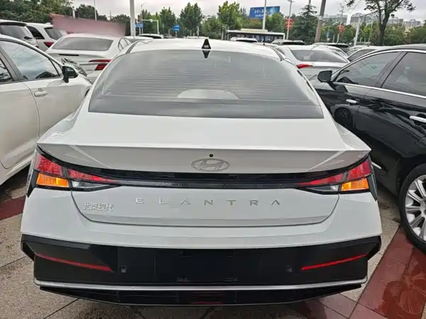 Hyundai Elantra 2025