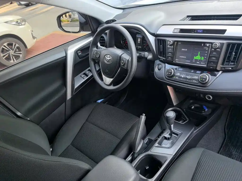 Toyota RAV4 2019 — фото 23