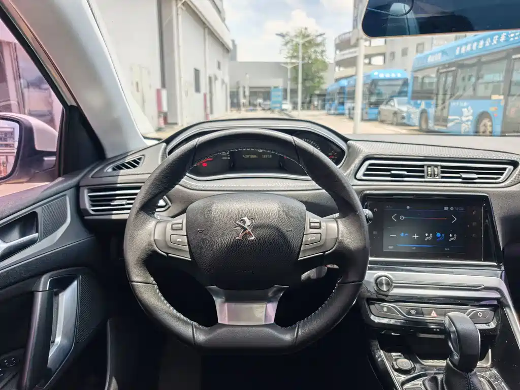 Peugeot 308 2017 — фото 15
