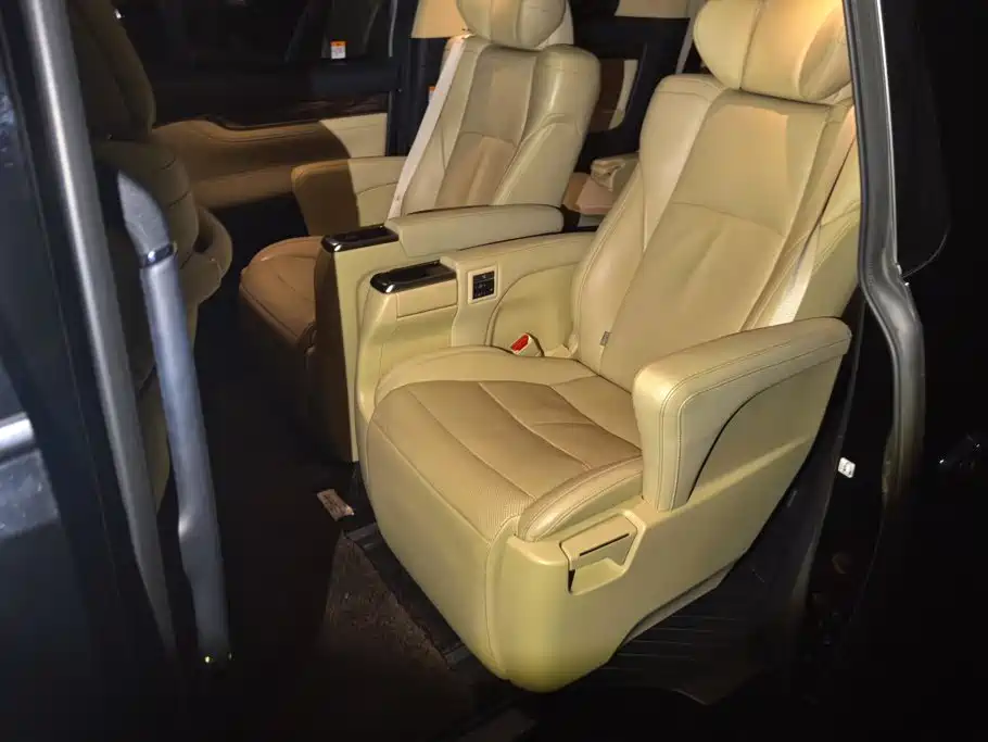 Toyota Alphard 2023 — фото 11