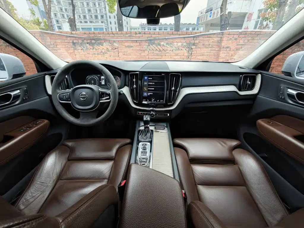 Volvo XC60 2020 — фото 18