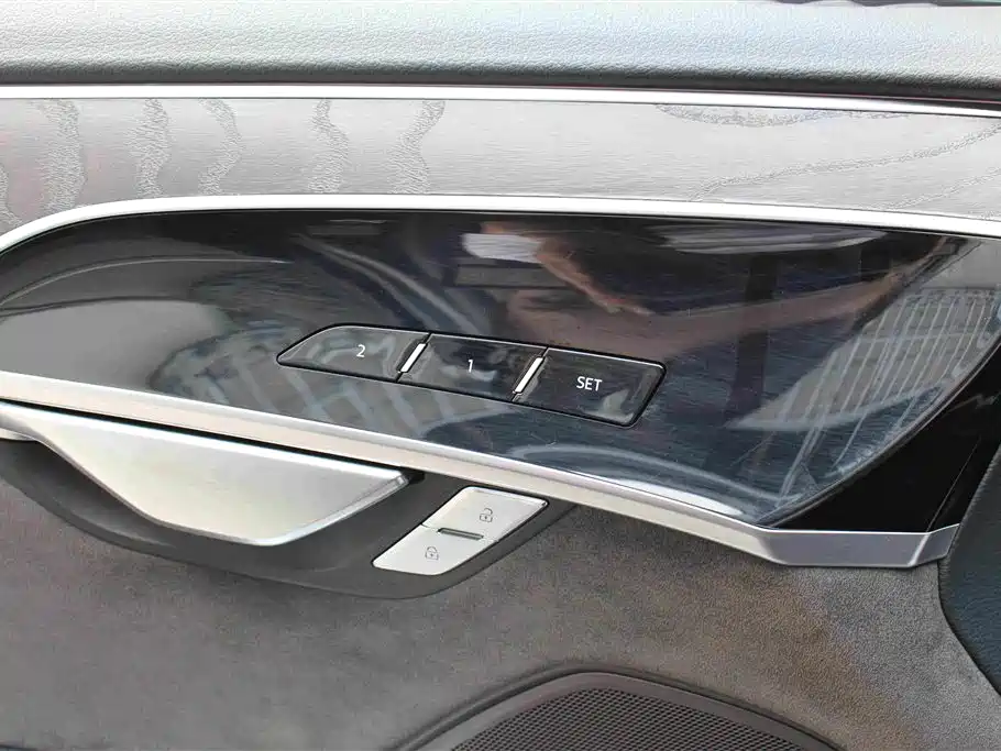 Audi A8 2021 — фото 12