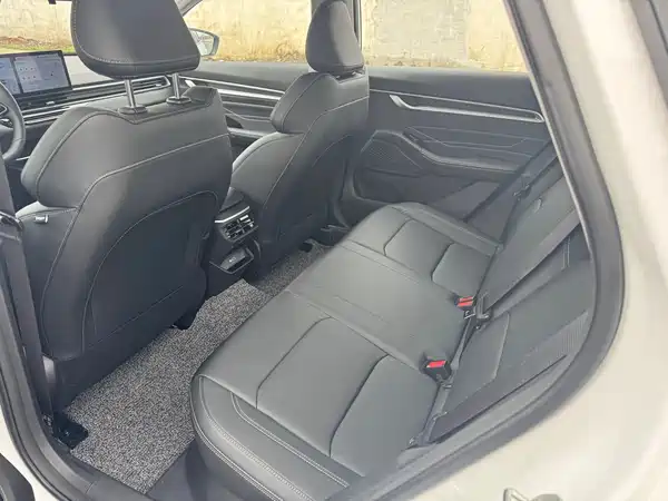 Geely Emgrand 2022