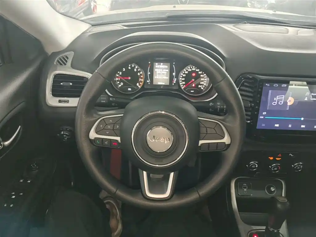 Jeep Compass 2018 — фото 11