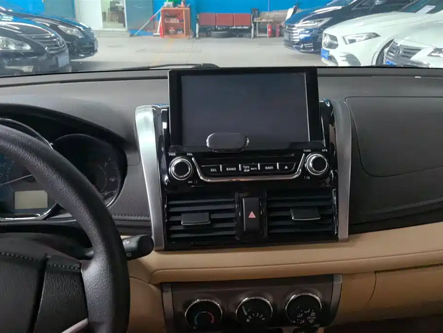 Toyota Yaris L 2015 — фото 13