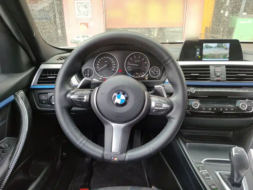 BMW 3 Series 2018 — фото 11