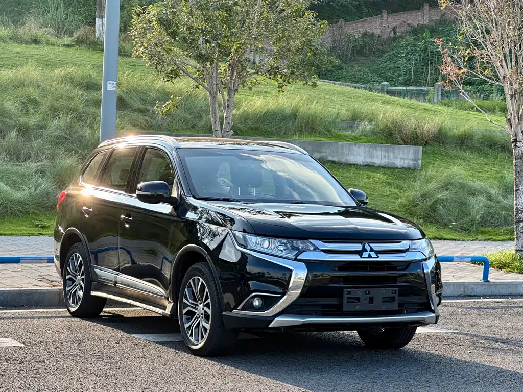 Mitsubishi Outlander 2018 — фото 3