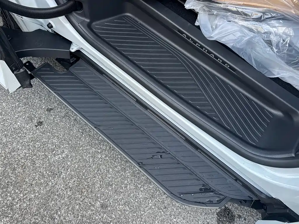 Toyota Alphard — фото 10