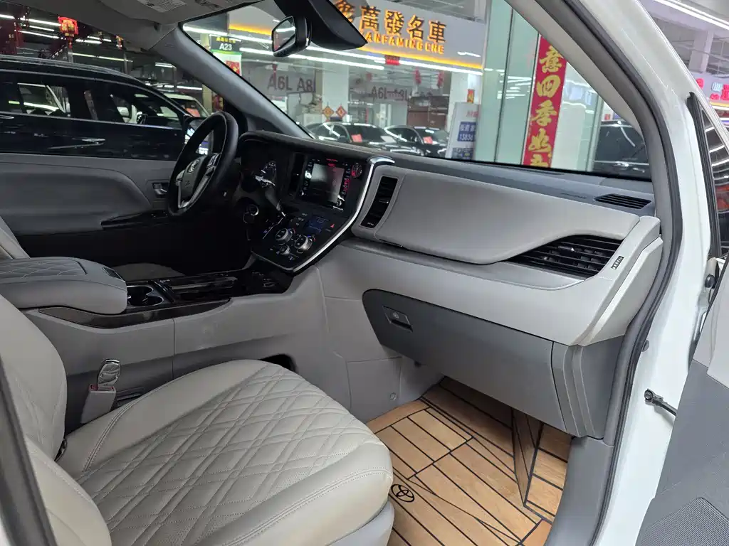 Toyota Sienna 2020 — фото 19