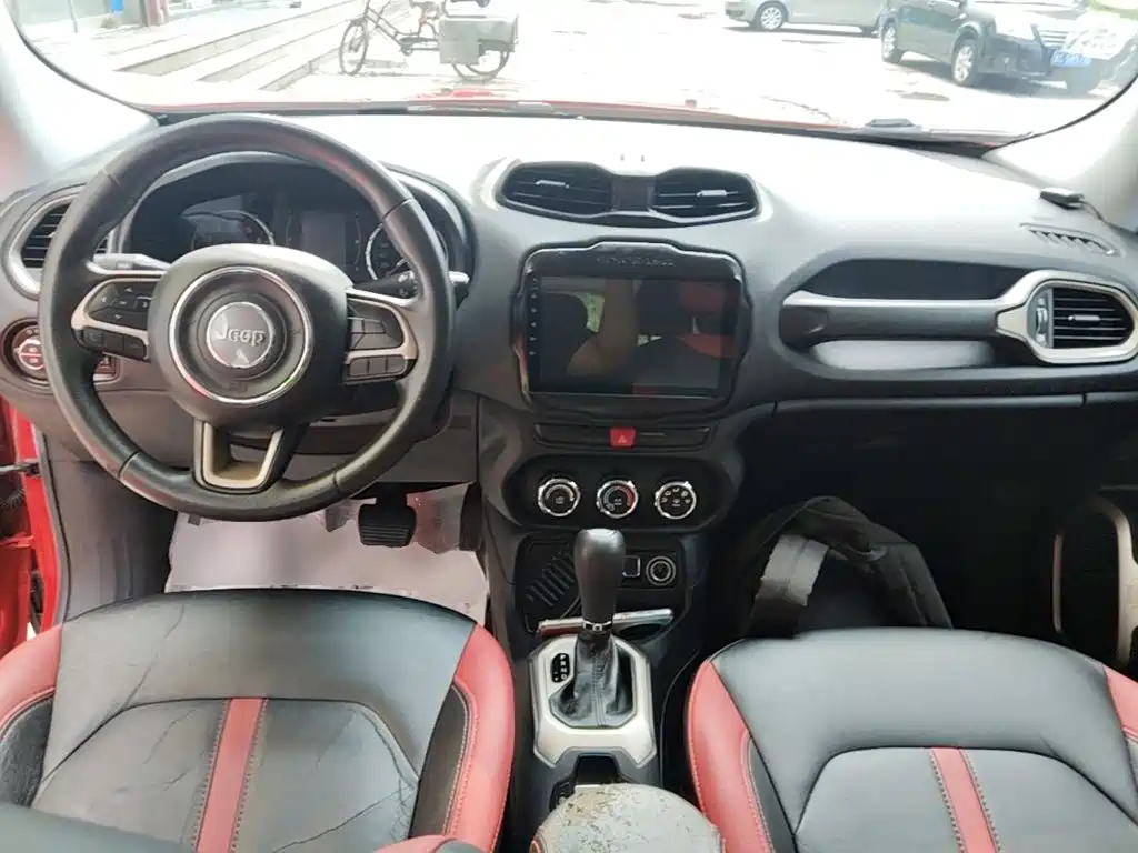 Jeep Renegade 2017 — фото 10