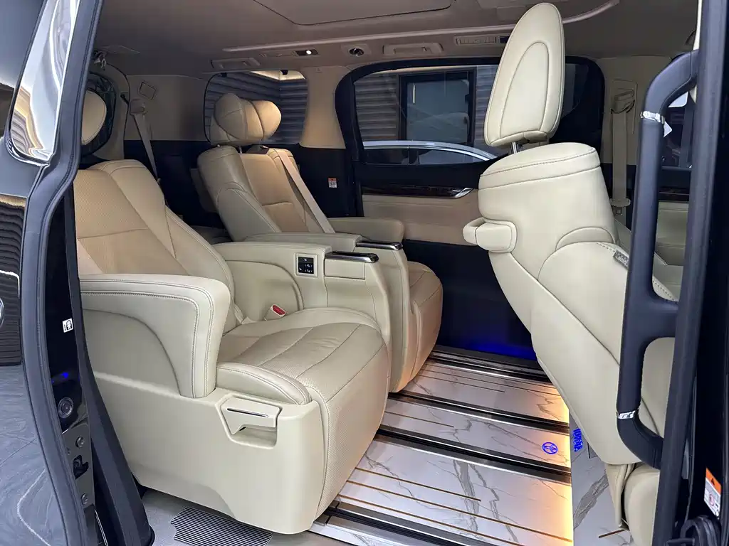 Toyota Alphard 2023 — фото 7