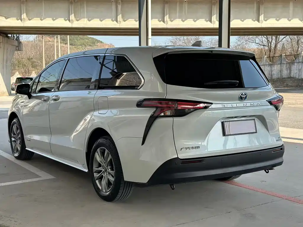 Toyota Sienna 2023 — фото 4