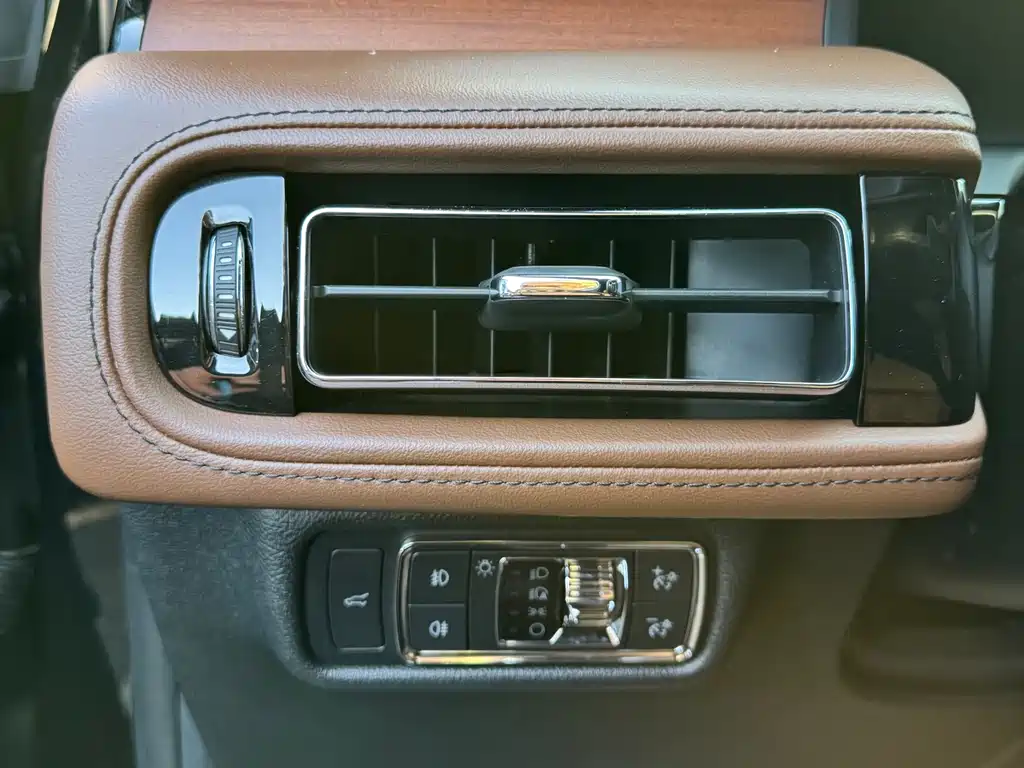 Lincoln Aviator 2020 — фото 16