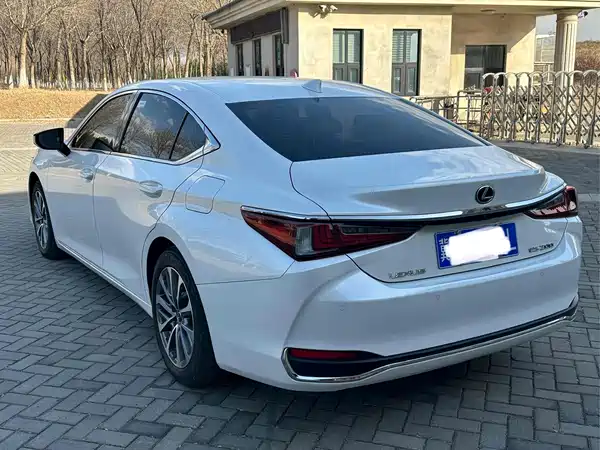 Lexus ES 2023