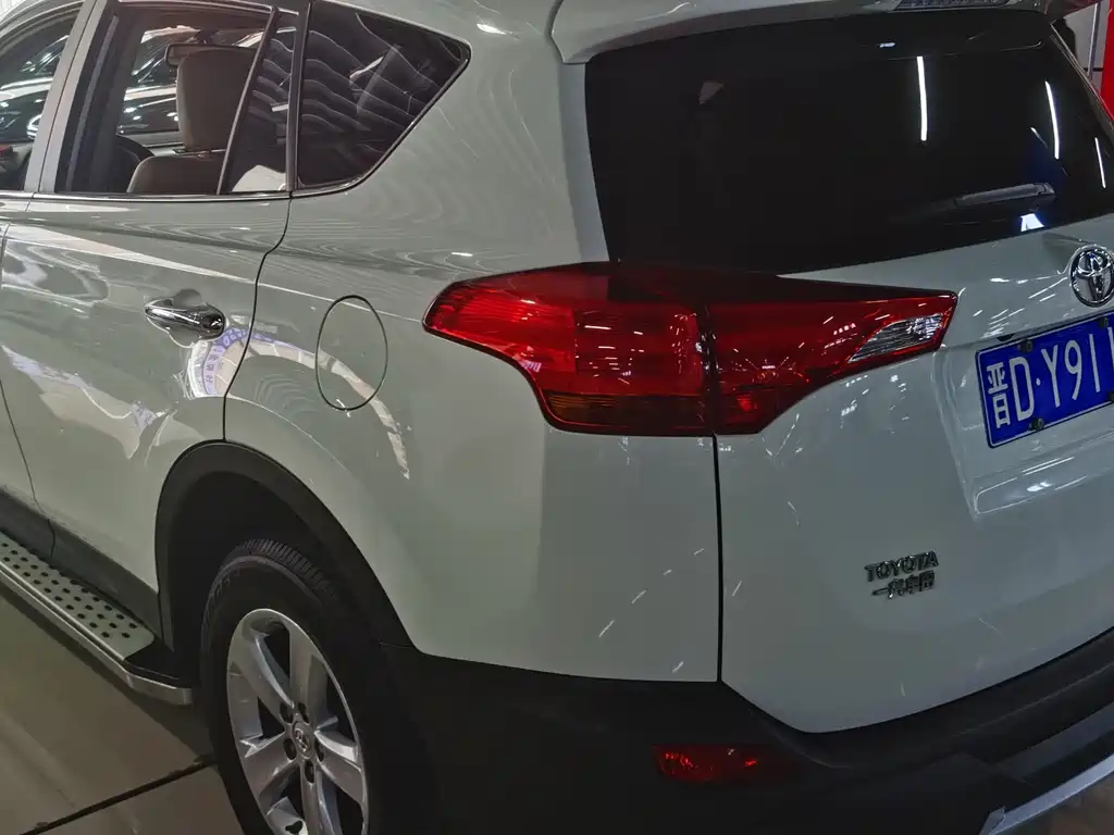 Toyota RAV4 2015 — фото 17