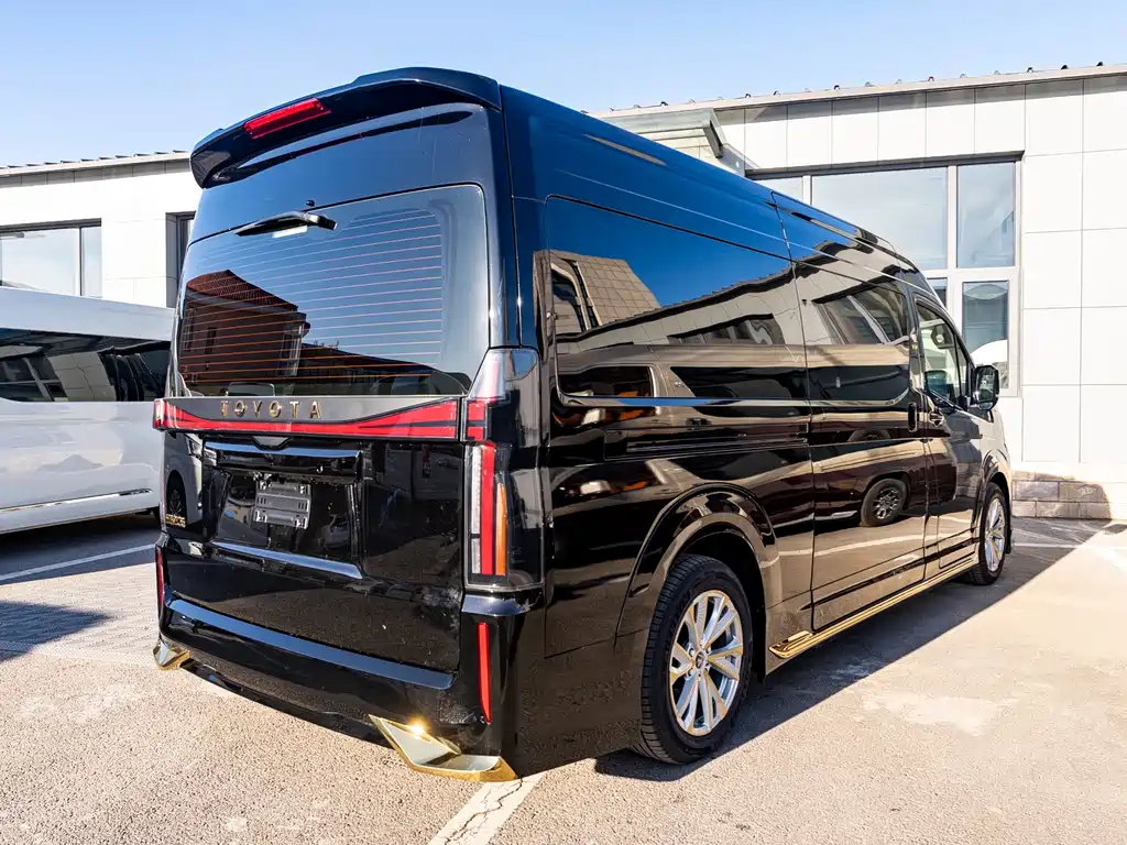 Toyota Hiace — фото 6